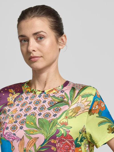 Frauenmodel trägt Relaxed Fit T-Shirt aus reiner Viskose von Liu Jo White mit Floraler-Print und Allover-Print, Rundhalsausschnitt, Nahaufnahme Oberkörper.