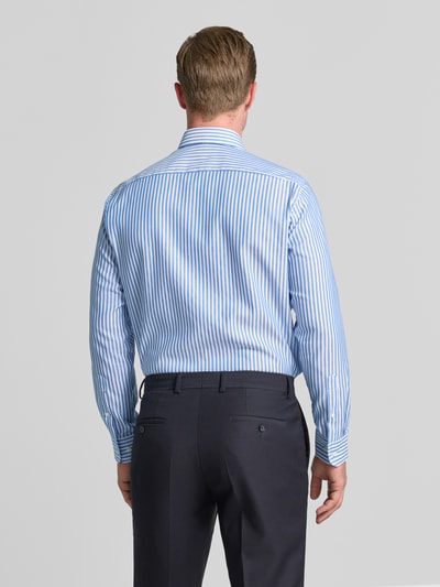 Männermodel trägt Regular Fit Business-Hemd mit Kentkragen von Christian Berg Men, Reine Baumwolle, Rückenlänge 74 cm, Ganzkörperansicht Rückansicht.