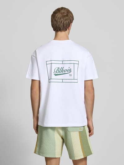 Männermodel trägt Regular Fit T-Shirt mit Logo-Print van BLKVIS, witte katoen, ronde hals, ruglengte maat M 67 cm, Ganzkörperansicht Rückansicht.