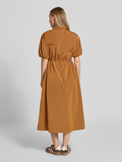 Frauenmodel trägt Midikleid mit kurzem Reißverschluss und Kordelzug an der Taille von Rich & Royal in Braun, Ganzkörperansicht Rückansicht. Taillierter Schnitt, gerippter Kentkragen, 1/2-Arm mit elastischen Abschlüssen, glatte Textur, Rückenlänge 125 cm, Brustweite 47 cm, Ärmellänge 24 cm.