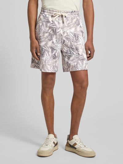 Mannenmodel draagt Shorts im Allover-Look van ARMANI EXCHANGE in katoen, regular fit, elastische tailleband, lichte en donkere tinten, allover print. Ganzkörperaanzicht van voren.