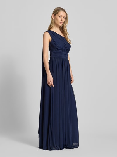 Frauenmodel trägt Maxikleid im One-Shoulder-Look mit Taillenband von TROYDEN COLLECTION aus Chiffon in Dunkelblau, taillierter Schnitt, Drapierungen, fließende Struktur, Rückenlänge bei Größe 36: 155 cm, Brustweite bei Größe 36: 36 cm, Ganzkörperansicht von vorne.