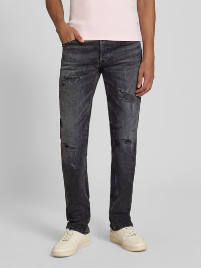 Männermodel trägt Straight Fit Jeans im Destroyed-Look Modell 'GROVER' von Replay, schwarze Waschung, Nahaufnahme Oberkörper, Baumwoll-Elasthan-Mix, Herren Jeans.
