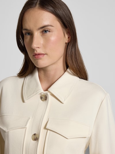 Vrouwenmodel draagt Relaxed Fit Hemdjacke mit Viskose-Anteil van s.Oliver RED LABEL in effen crème, borstklepzakken, dicht geweven textuur, close-up bovenlichaam.