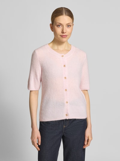 Frauenmodel trägt Cardigan aus Woll-Mix mit 1/2-Arm Modell 'Thora' von MOS MOSH in zartrosa, Regular Fit, Strukturstrick, Nahaufnahme Oberkörper.