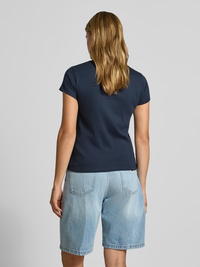 Frauenmodel trägt Regular Fit T-Shirt aus Baumwoll-Mix Modell 'MERIDA' von Pepe Jeans in Uni-Optik, kurze Ärmel, Rückansicht. Damen T-Shirt von Pepe Jeans, Modell 'Merida', unifarben, Label Print, Rundhals, Baumwoll-Mix, Ganzkörperansicht Rückansicht.