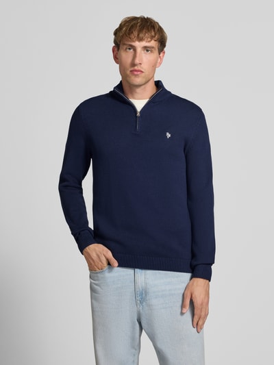 Männermodel trägt navyblauen Slim Fit Strickpullover aus reine Baumwolle von REVIEW, Troyer-Kragen, Label-Stickerei, Nahaufnahme Oberkörper