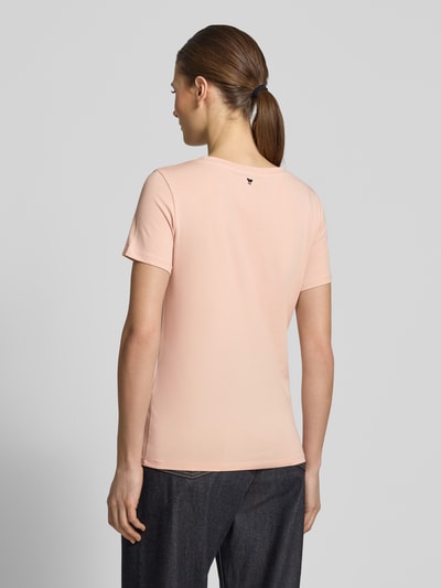Vrouwenmodel draagt Slim Fit T-Shirt uit katoenmix model 'MULTIB' van Weekend Max Mara, effen lichtroze, korte mouw, achteraanzicht volledige lichaamsfoto
