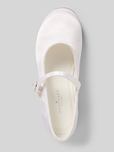 Produktfoto, Ballerinas mit Riemen und Ziersteinbesatz von DANAMADE aus weißem Satin, abgerundete Spitze, Dornschließe, Absatzhöhe 1 cm, Schafthöhe 6 cm, Schaftweite 4 cm, Kinder Ballerinas