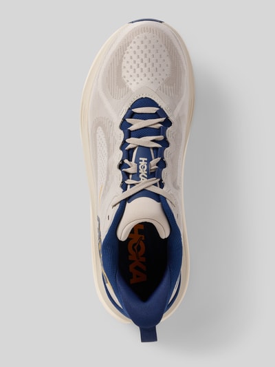 Produktfoto, Sneaker mit Label-Details Modell 'KAWANA 3' von HOKA in Beige mit blauen Akzenten, abgerundete Spitze, Schnürung, strukturierte Mesh-Oberfläche, Absatzhöhe 4 cm, Schafthöhe 7 cm, Schaftweite 9 cm