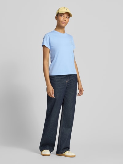Frauenmodel trägt Regular Fit T-Shirt aus reiner Baumwolle von Polo Ralph Lauren, Optik: Unifarben, Passform: Regular-Fit, Applikation: Logo-Stitching, Ausschnitt: Rundhals, Ärmelform: Kurzarm, Material: Reine Baumwolle, Ganzkörperansicht von vorne.