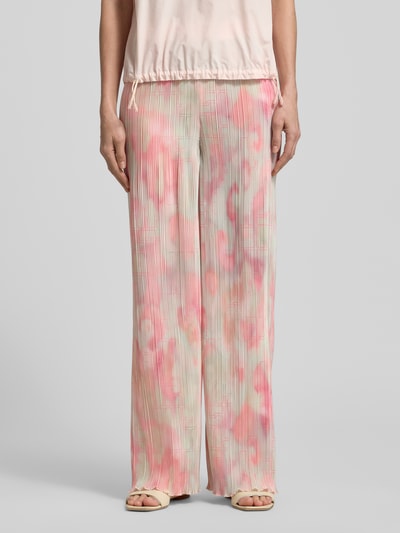 Frauenmodel trägt Hose im Allover-Look mit elastischem Bund von Marc Cain in zartem Rosa und Beige, Regular Fit, Label-Detail, Ganzkörperansicht von vorne.