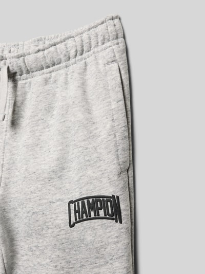 Produktfoto, Regular Fit Sweatpants aus Baumwoll-Mix mit Label-Detail von CHAMPION, kolor szary melanż, elastyczny pas, kieszenie boczne, długość nogawki wewnętrznej w rozmiarze 140: 70 cm, faktura miękka