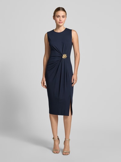 Frauenmodel trägt Slim Fit Midikleid aus Viskose-Mix mit Raffungen von Christian Berg Woman Selection, floraler Zierbesatz, Ärmelloses-Design, Rundhalsausschnitt, dunkle Farbe, glatte Textur, Rückenlänge bei Größe 36: 115 cm, Brustweite 45 cm, Ganzkörperansicht von vorne.