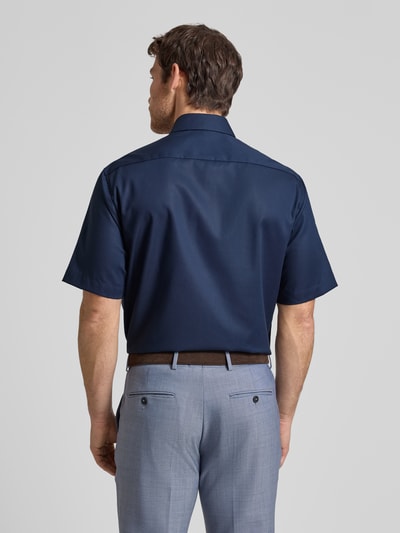 Männermodel trägt Comfort Fit Business-Hemd aus Reine Baumwolle mit Kentkragen von ETERNA, 1/2-Arm, Ganzkörperansicht Rückansicht. Rückenlänge bei Größe 40: 80 cm, Schulterbreite: 47 cm, Ärmellänge: 33 cm, Farbe Dunkelblau, glatte Textur.