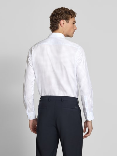 Männermodel trägt Slim Fit Business-Hemd aus reiner Baumwolle von Christian Berg Men in Weiß mit feinem Karomuster, Ganzkörperansicht Rückansicht. Kontext: Herren Business-Hemd, Haikragen, durchgehende Knopfleiste, Langarm, Rückenlänge 79 cm, Schulterbreite 44 cm, Ärmellänge 67 cm.