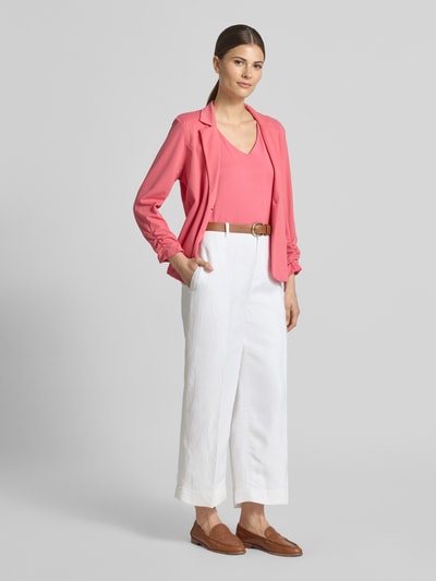 Frauenmodel trägt Blazer mit Raffungen Modell 'Siham' von Soyaconcept in Rosa, taillierte Passform, Knopfverschluss, Ganzkörperansicht von vorne.