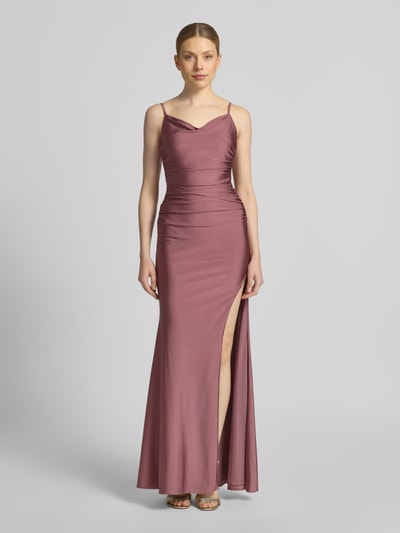 Frauenmodel trägt Mascara Abendkleid mit seitlichem Gehschlitz und Wasserfall-Ausschnitt aus Satin, körpernaher Schnitt, Maxikleid, Spaghettiträger, Haken-Reißverschluss, Rückenlänge 125 cm, Brustweite 40 cm, Ganzkörperansicht von vorne.