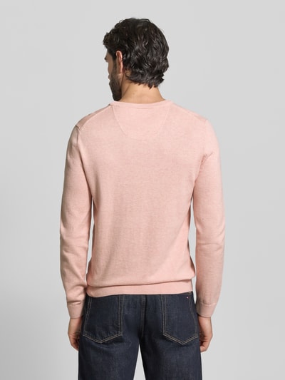 Männermodel trägt Regular Fit Pullover aus reiner Baumwolle von s.Oliver RED LABEL in Melange-Optik, Rückansicht, Feinstrickstruktur.