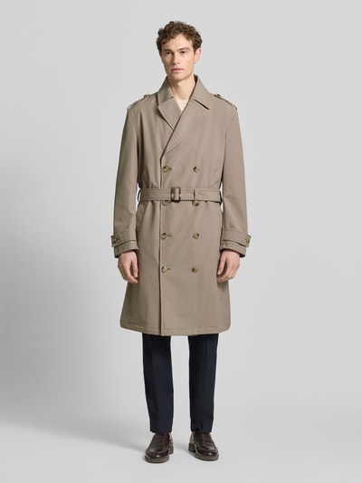 Männermodel trägt Regular Fit Trenchcoat mit Taillengürtel Modell 'TRENCH SUMMER' von Strellson, beige, lange Ärmel, Ganzkörperansicht von vorne.