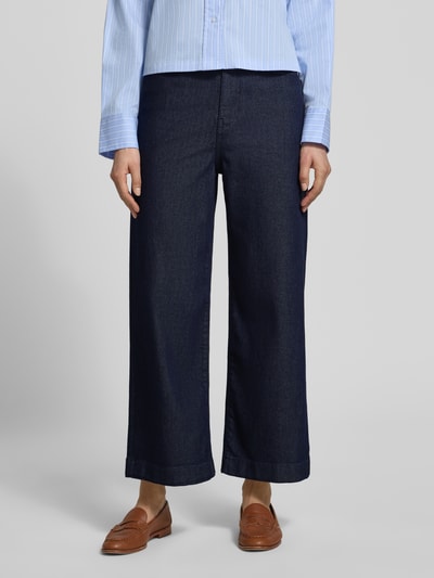 Frauenmodel trägt Wide Leg Jeans aus Viskose-Baumwoll-Mix Modell 'SURI' von s.Oliver BLACK LABEL, dunkelblau, Denim-Optik, Ganzkörperansicht von vorne.
