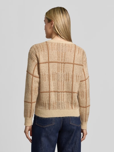 Männermodel trägt Pullover aus Mohair Woll Kaschmir Mix von MAX MARA STUDIO in Strickoptik mit Gitterkaro, Rundhalsausschnitt, długi rękaw, Ganzkörperansicht Rückansicht.