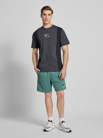 Nike T-Shirt mit Label-Print Gruen 1