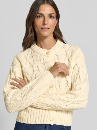 Frauenmodel trägt Cardigan mit Zopfmuster Modell 'MAGLE' von Cph Muse, Baumwoll-Mix, Rundhalsausschnitt, Knopfleiste, creme, Nahaufnahme Oberkörper.