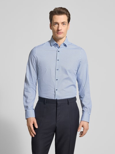 Mannelijk model draagt Slim Fit Freizeithemd mit Kentkragen van OLYMP Level Five, katoenmix, knoopsluiting, met lange mouwen, vooraanzicht.