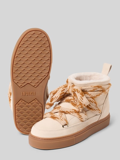 Produktfoto, Boots aus echtem Leder mit Schnürverschluss von INUIKII, beige und braun, leichte Profilsohle, runde Form, Damenmodell, Ledertextur, abgerundete Passform, Absatzhöhe 3 cm, Schafthöhe 11 cm, Schaftweite 11 cm