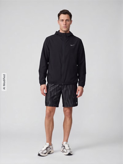 Männermodel trägt schwarze Regular Fit Trainingsjacke mit Kapuze von Nike, glatte Oberfläche, Ganzkörperansicht von vorne, KI-modifiziertes Bild. Herren Trainingsjacke von Nike Training.