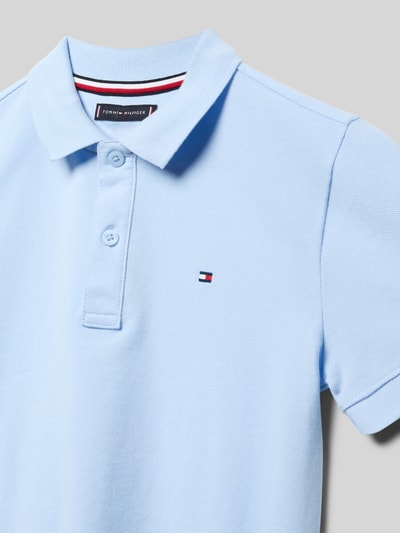 Produktfoto, koszulka polo z wyhaftowanym logo Poloshirt aus reiner Baumwolle von Tommy Hilfiger Teens, jednokolorowy, krój regular fit, listwa guzikowa z 2 guzikami, kołnierzyk polo, wykończenie: pika, materiał: czysta bawełna