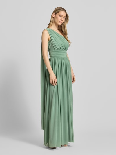 Frauenmodel trägt Maxikleid im One-Shoulder-Look mit Taillenband von TROYDEN COLLECTION aus grünem Chiffon, Drapierungen, taillierter Schnitt, Ganzkörperansicht von vorne. Rückenlänge bei Größe 36: 155 cm, Brustweite bei Größe 36: 36 cm.