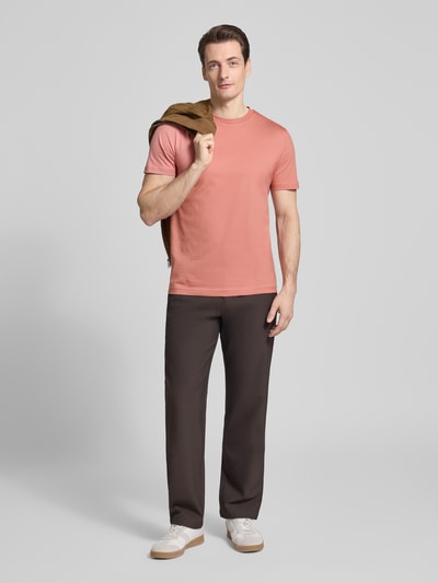 Männermodel trägt T-Shirt mit Rundhalsausschnitt von Christian Berg Men in Rosa, reine Baumwolle, Regular Fit, Ganzkörperansicht von vorne.