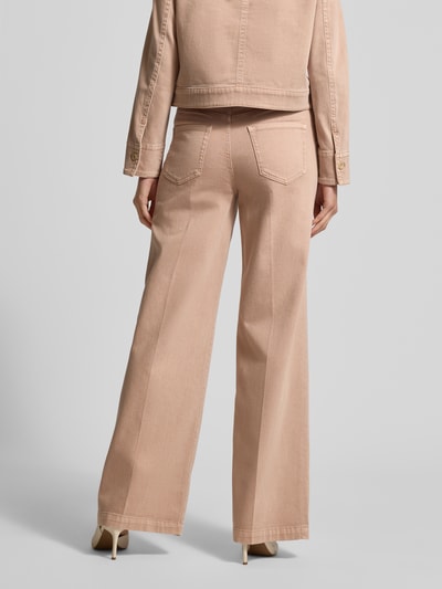 Männermodel trägt Wide Leg Jeans mit 5-Pocket-Design von Marc Cain, bawełna z dodatkiem elastanu, luźny krój, pasek, widok całej sylwetki z tyłu