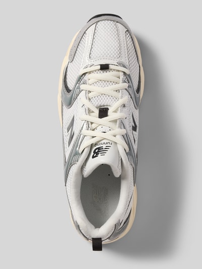 Produktfoto, Sneaker mit Label-Detail Modell 'U530ESA' von New Balance in Weiß mit grauen Akzenten, abgerundete Form, Schnürung, strukturierte Sohle, Damen Sneaker, Absatzhöhe 5 cm, Schafthöhe 6 cm, Schaftweite 6 cm.