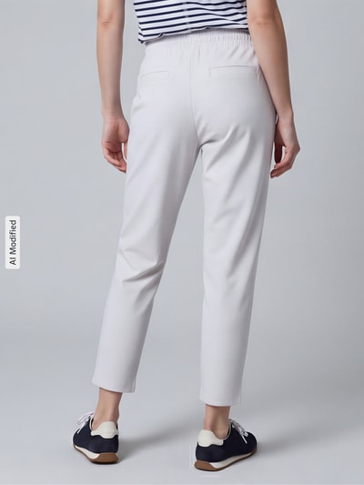 Frauenmodel trägt Sweatpants mit Paspeltaschen am Gesäß von Christian Berg Woman, unifarben, elastischer Bund, lockerer Schnitt, Ganzkörperansicht Rückansicht.