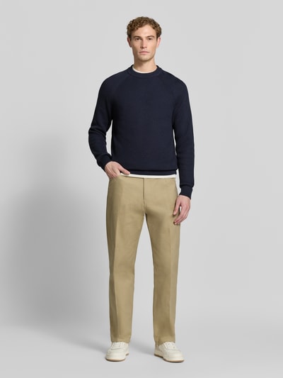 Männermodel trägt Regular fit pullover aus puur katoen Model 'Hellson' van Matinique in tricotlook met elastische boordjes, heren, ganzlichaamsvooraanzicht. Ruglengte maat M: 75 cm, mouwlengte maat M: 88 cm.