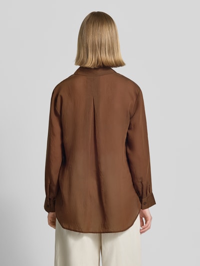 Vrouwenmodel draagt Relaxed Fit Hemdbluse aus Lyocell-Mix van Stefanel in bruin, semi-transparant, met lange mouwen, overhemdkraag, knoopsluiting, ruglengte 70 cm bij maat 36, mouwlengte 58 cm bij maat 36, Ganzkörperansicht Rückansicht.