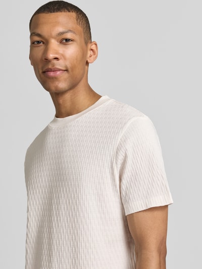 Męski model nosi T-Shirt z strukturą model 'Raulos' od JOOP! Collection z czystej bawełny, krój modern fit, jasny kolor, półzbliżenie przód.