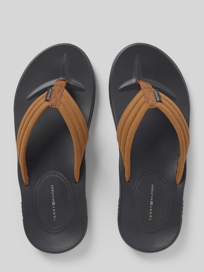 Produktfoto, Flip Flops mit Label-Applikation von Tommy Hilfiger in Unifarben, abgerundete Schuhspitze, flache profilierte Sohle, Schlupfverschluss
