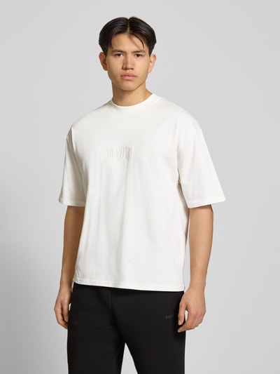 Męski model nosi T-Shirt mit Label-Stitching und Rundhalsausschnitt od REVIEW, bawełna, krój relaxed fit, długość tyłu 70 cm, Ganzkörperansicht von vorne