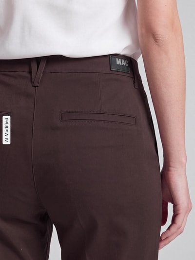 Kobieta nosi Straight Fit Chino aus Baumwoll-Mix od MAC w odcieniu ciemnobrązowym, detal tylnej kieszeni, zbliżenie, chinosy damskie od MAC, mieszanka bawełny, KI-modifiziertes Bild.