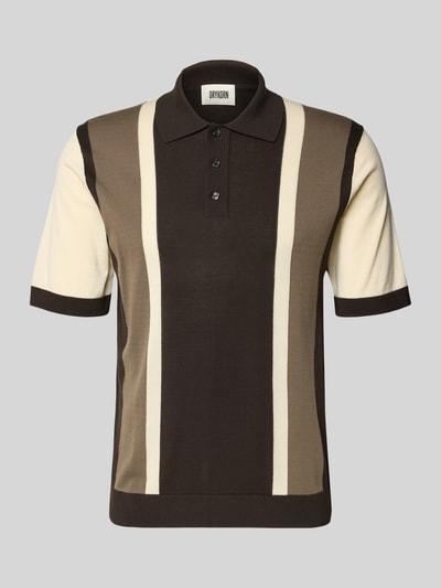 Produktfoto, Regular Fit Poloshirt in Strick-Optik von Drykorn für Herren aus Reine Baumwolle mit Polokragen, Kurzärmelig, elastische Ärmelabschlüsse, Rückenlänge bei Größe M 67 cm, gestreiftes Design in Braun- und Beigetönen