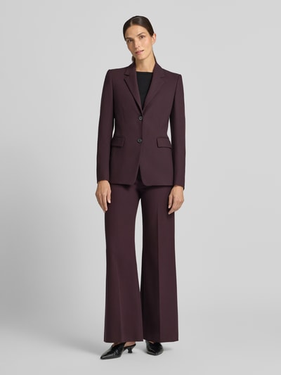 Frauenmodel trägt Slim Fit Blazer mit Viskose-Anteil von windsor., elastischer Material-Mix, Reverskragen, Knopfleiste, Ganzkörperansicht von vorne