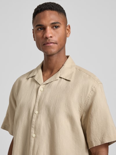 Männermodel trägt Relaxed Fit Freizeithemd aus Leinen-Baumwoll-Mix Modell 'RLXCLAY' von HUGO, Optik: Unifarben, Strukturiert, Nahaufnahme Oberkörper.