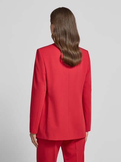 Vrouwenmodel draagt Regular Fit Longline Blazer mit Pattentaschen van JAKE*S WOMAN COLLECTIE in rood met sierknopen, deelnaden, knopen, kraag, schoudervullingen, loopsplit, 2-knoopsluiting, klepzakken, lange mouw, Ganzkörperansicht Rückansicht.