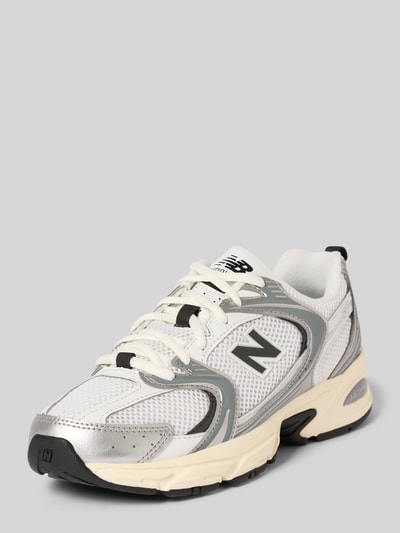 Produktfoto, Sneaker mit Label-Detail Modell 'U530ESA' von New Balance für Damen, abgerundete Form, Schnürung, strukturierte Sohle, silber-weiße Farben, Absatzhöhe 5 cm, Schafthöhe und Schaftweite je 6 cm.