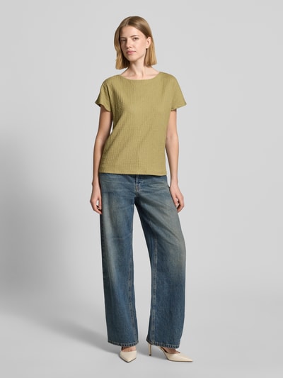 Frauenmodel trägt Damen T-Shirt mit Strukturmuster und Rundhalsausschnitt von Betty Barclay, Material-Mix mit Stretch-Anteil, Regular-Fit, Rückenlänge bei Größe 36: 48 cm, Helloliv, glatte Textur, Ganzkörperansicht von vorne.