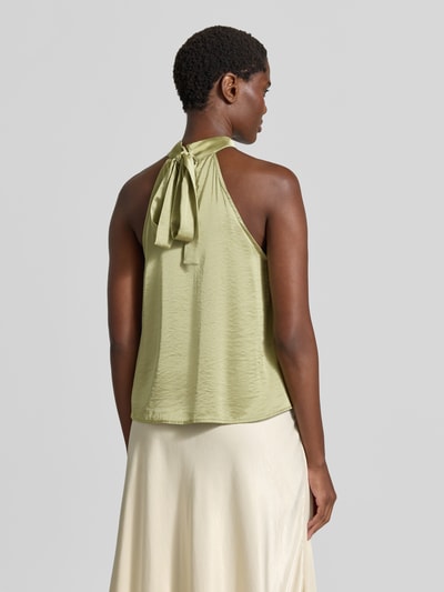 Vrouwenmodel draagt Blusentop aus Satin mit Viskose-Anteil van mbyM, lichtgroene kleur, materiaalmix met viscose, satijn, los model, opstaande kraag, rugzijde met knoopsluiting, ruglengte maat S 56 cm, volledige rugaanzicht